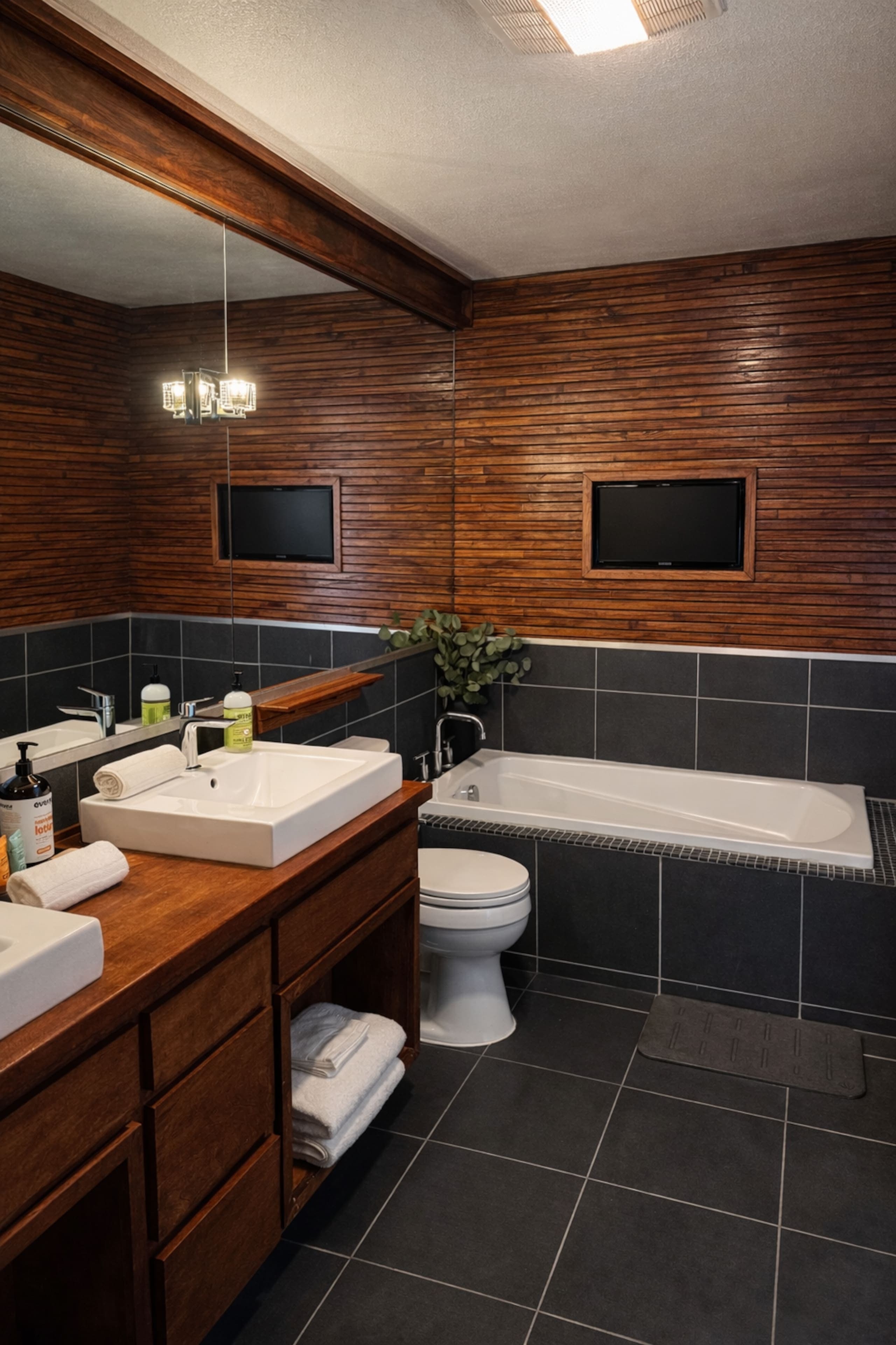 Bathroom in wood and dark tile